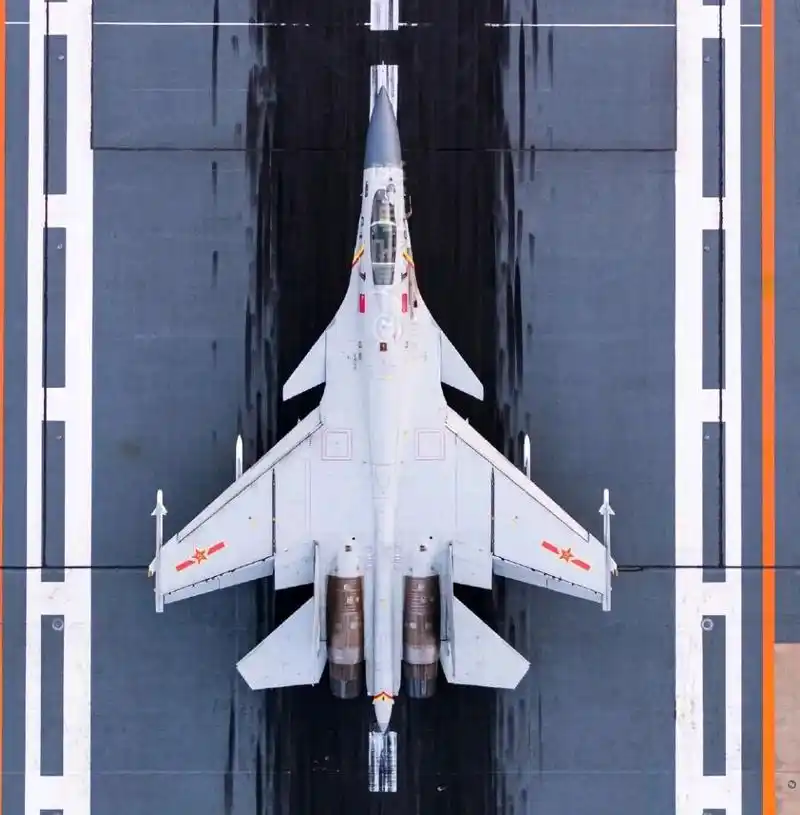 中国海军歼15飞鲨战斗机