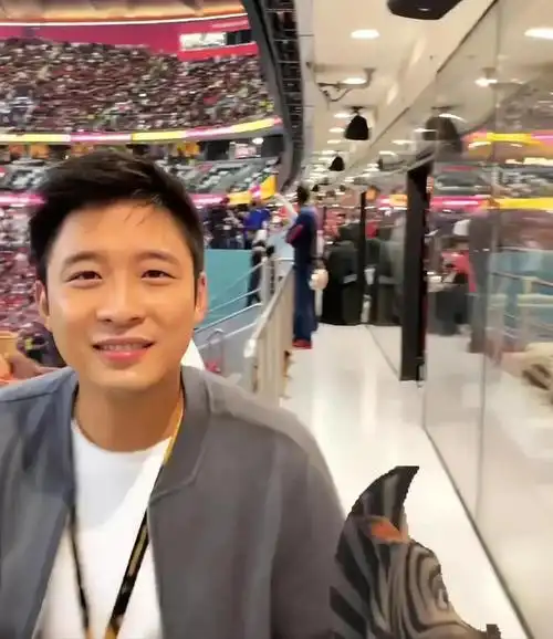 霍启山刻意练表情管理,跟朋友合影笑出8颗牙,网友:家宽出少年|霍启刚