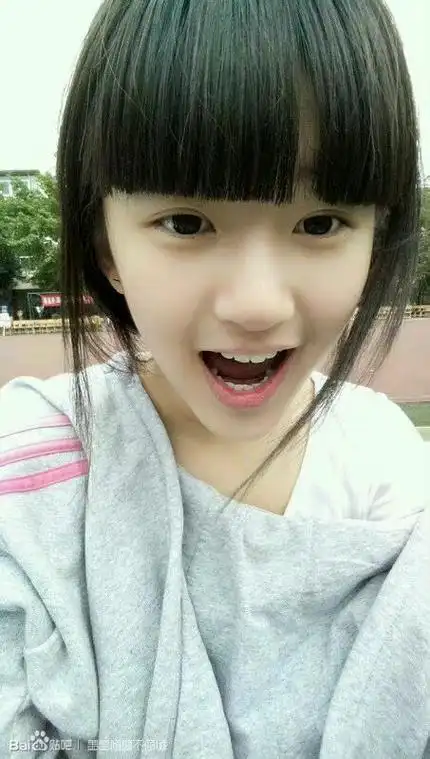 赵露思上学时期旧照#提到我老婆那我就不困了!从小美到大!