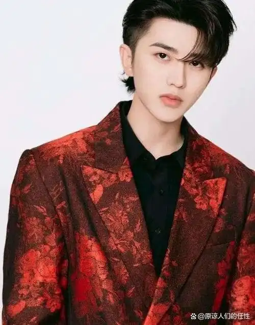 蔡徐坤陷入绯闻风波,宣布取消公开tmea颁奖礼行程,网友吃瓜观望