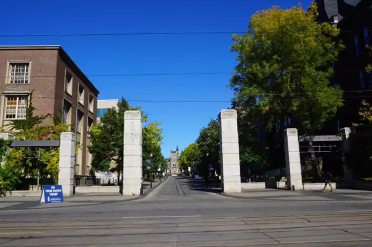 多伦多大学朴素的校门