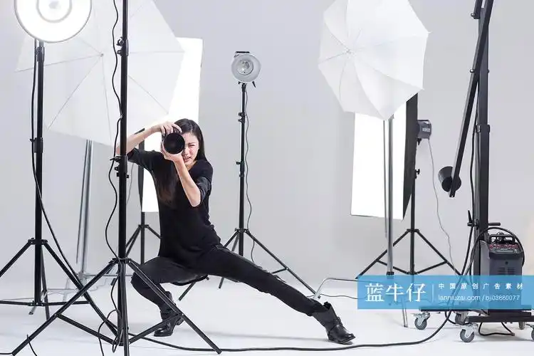 摄影师在影棚里拍照