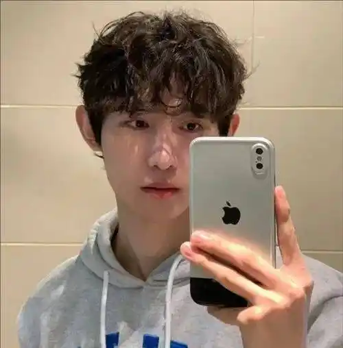 文艺范男生发型,今年最火的发型