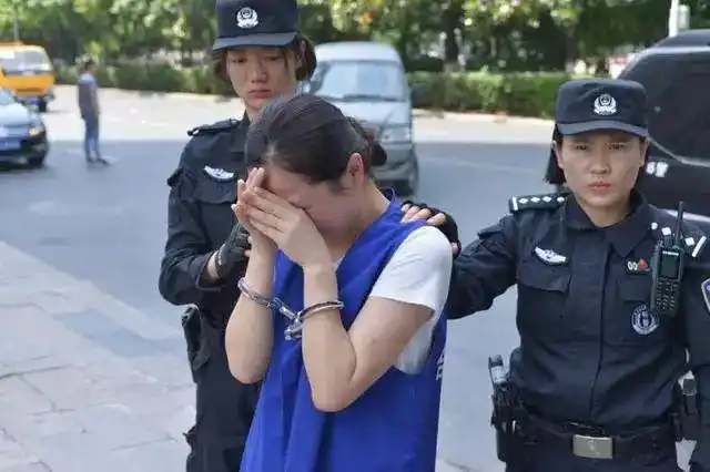 栽了90后女黑老大庭审现场流下悔恨的泪水