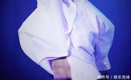 王俊凯晒腹肌, 让粉丝超惊艳,大呼"千玺长大了"