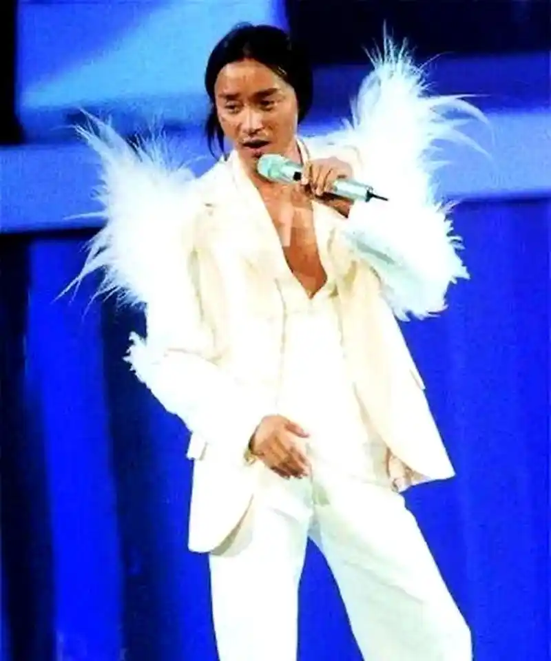 张国荣演唱会造型中,羽毛翩翩飞.