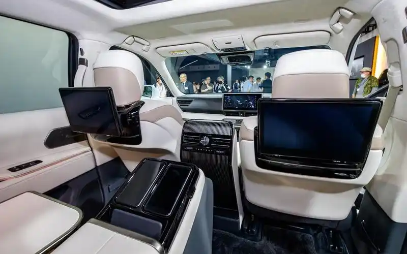 通过实拍图可以看出,全新丰田世纪suv在内饰方面采用了比较简洁的布局