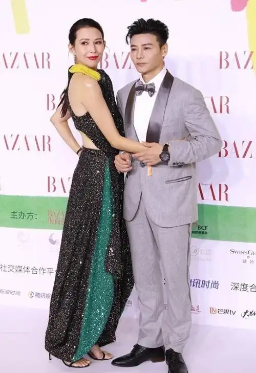 蔡少芬张晋好恩爱啊男穿西装女穿礼裙看不出年龄差