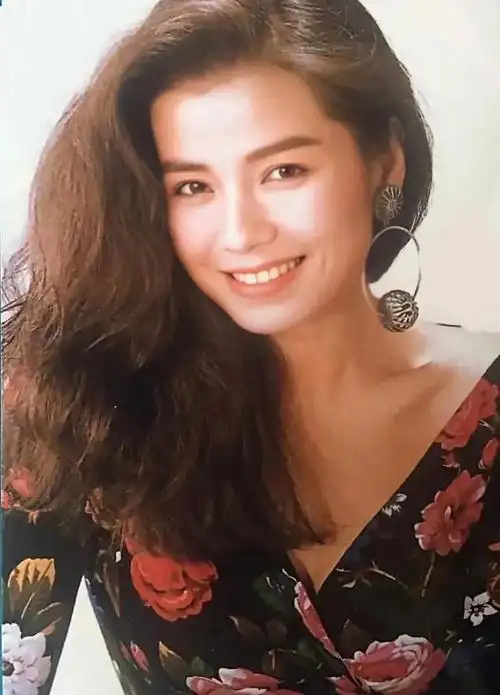 62岁钟楚红一袭碎花蕾丝礼裙挡不住凹凸感,自然老去气质真惊艳