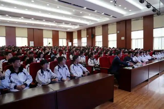 莱阳九中举办校园防欺凌专题讲座