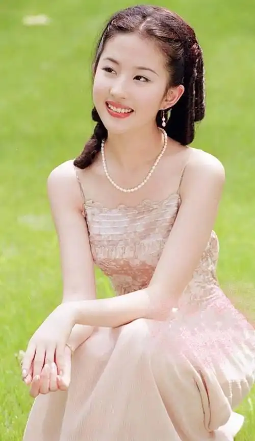 吊带上像蝴蝶结一样的褶皱,是刘亦菲看起来更加有少女心.