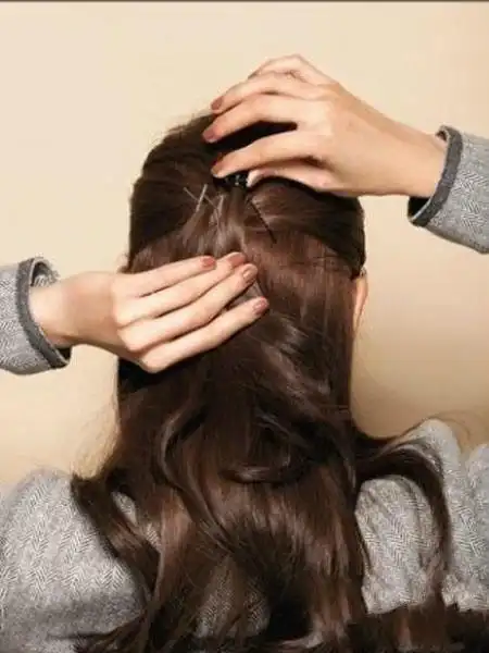 将头顶头发放下, 用发卡别好即可.