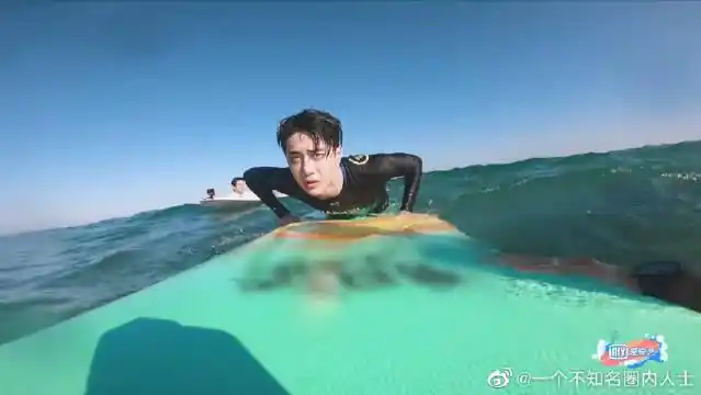 黄明昊冲浪炫技,韩东君尝试走板惨落水,笑死!