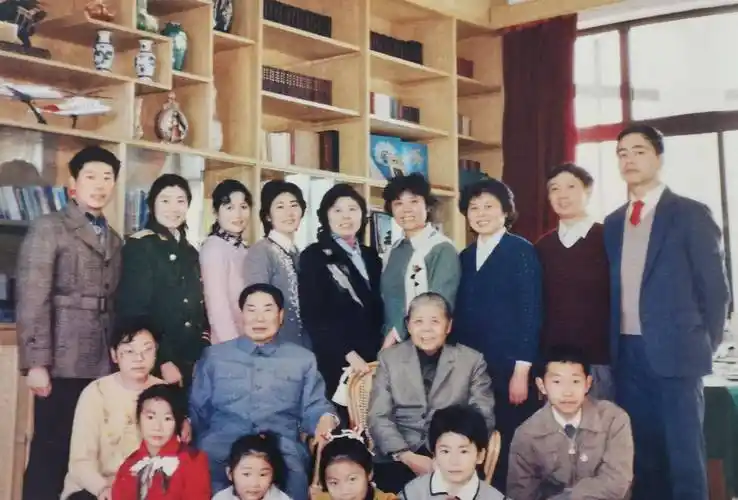 80年代杨得志军装全家福一家8口人全是军人英姿飒爽