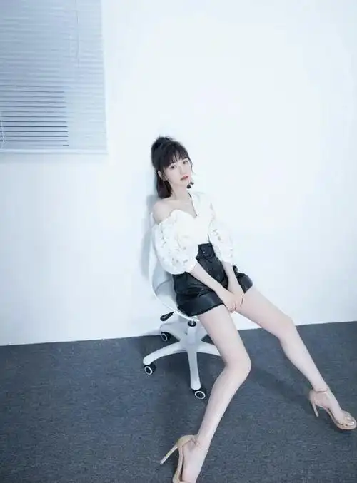 毛晓彤穿白色露背长裙亮相活动蓬松卷发十分迷人凸显港风韵味