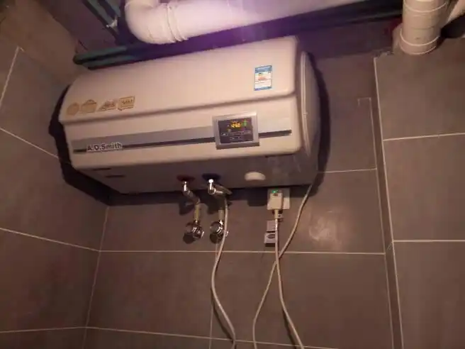 热水器需要半包进顶,节省空间,所以给它尽量掉的高高的