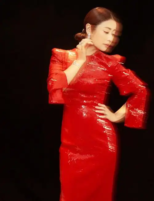红色的亮片裙礼服简约而不简单,要知道林心如现在已经是一个43岁的人