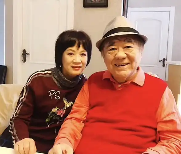 学生悼念金铁霖,公开他与小18岁妻子最后合影,面露笑容夫妻恩爱