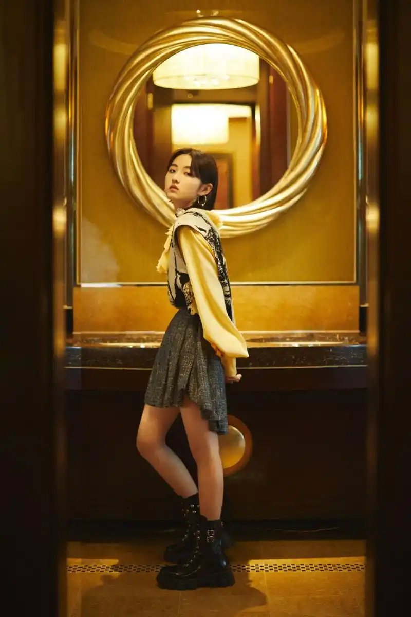 原创张子枫小个子穿搭教个书缎面衬衫搭配一件背心少女气息满满