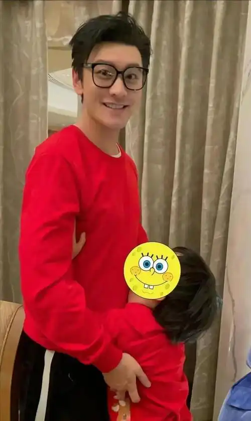 黄晓明杨颖合体逛迪士尼,两人情侣装打扮,7岁儿子抢眼