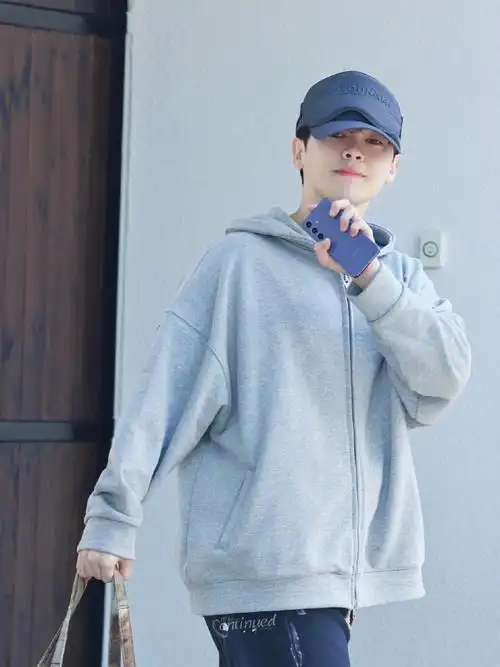 尤长靖披哥初舞台上班路透##尤长靖素颜状态