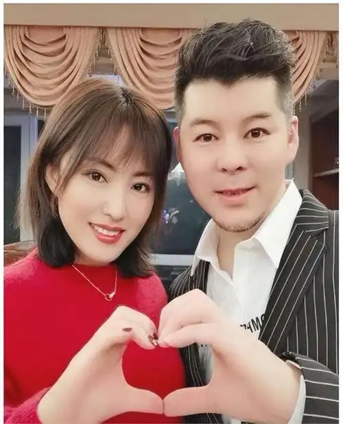 二十多年已经过去了,儿子长相英俊俊秀,而张可依旧保持着她的美丽和