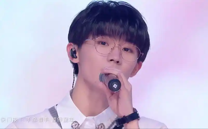 马嘉祺戴眼镜真是帅的一批