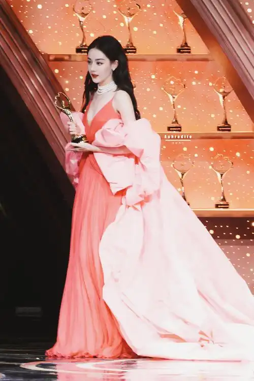 与迪丽热巴共赴微博之夜##迪丽热巴复古名伶