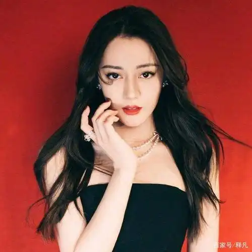 迪丽热巴海边写真可盐可甜肤白貌美大长腿惊艳动人