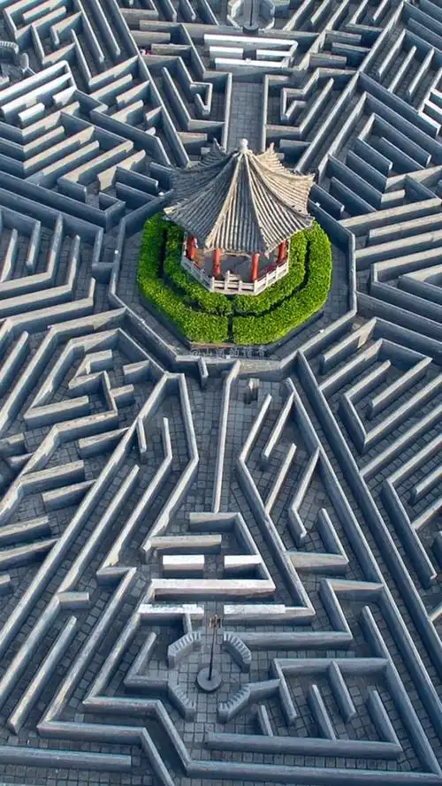 诸葛亮发明的乾坤八卦阵,可以抵挡十万大军,据说进去的没一个可以走