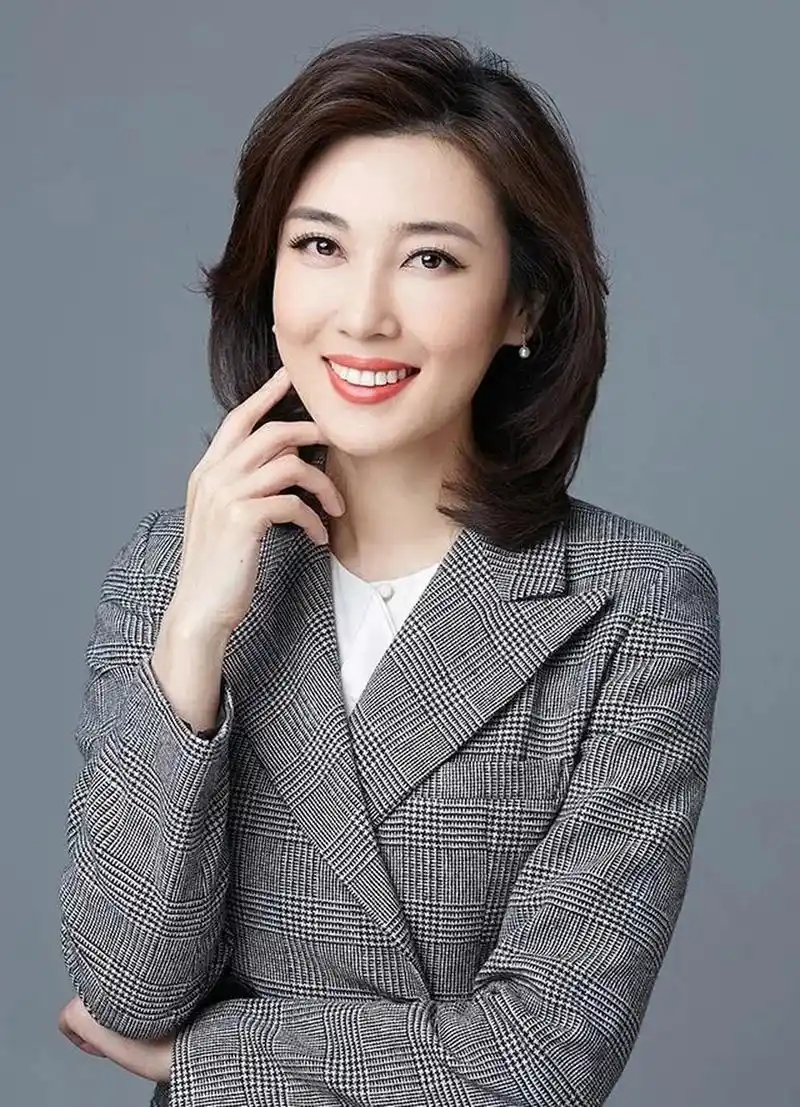 央视主持人中美女如云,但感觉最美女主持人还应该是李红.