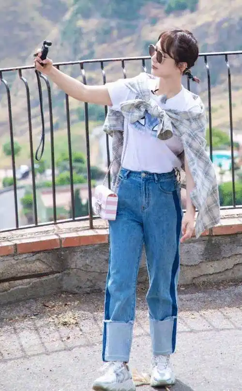 杨紫为秀身材穿一字肩液体裙亮相上身效果绝了