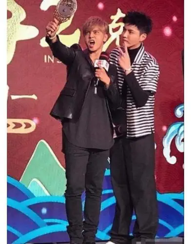 当180cm的罗志祥和187cm的吴亦凡合照时,谁在谎报身高?