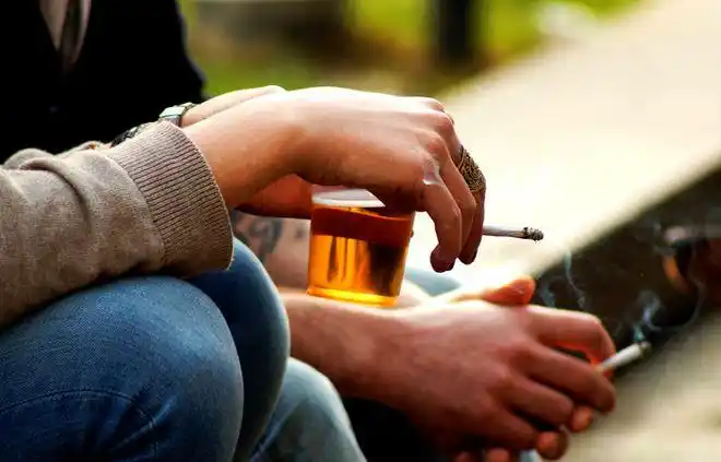 抽烟与喝酒对人体的危害是日积月累的,当积累到一定程度,对人体的危害