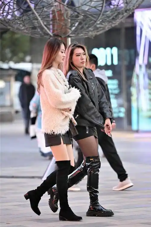 秋冬季节的过膝长靴搭配,每个人选择的风格和款式都不一样_黑色_美女