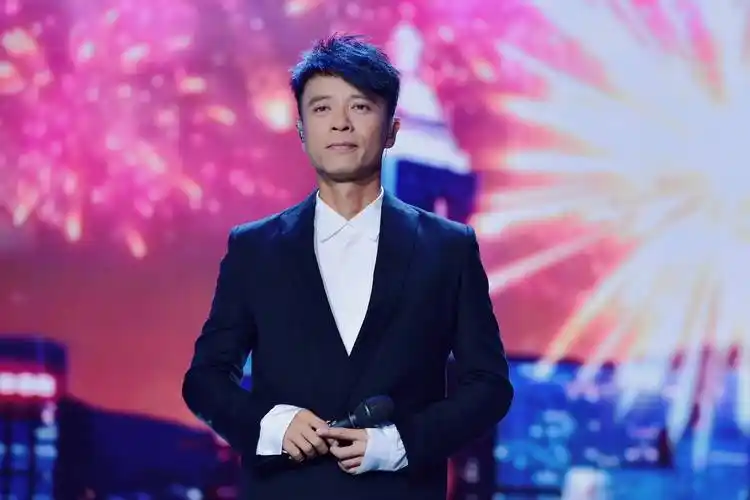 53岁李克勤带伤演出,吃止痛药才能上台,神态看起来也没精气神_网友