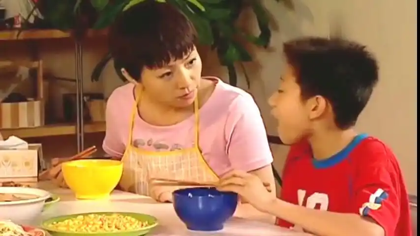 家有儿女:刘星正在吃排骨,小雪说一句话,刘星直接扔了