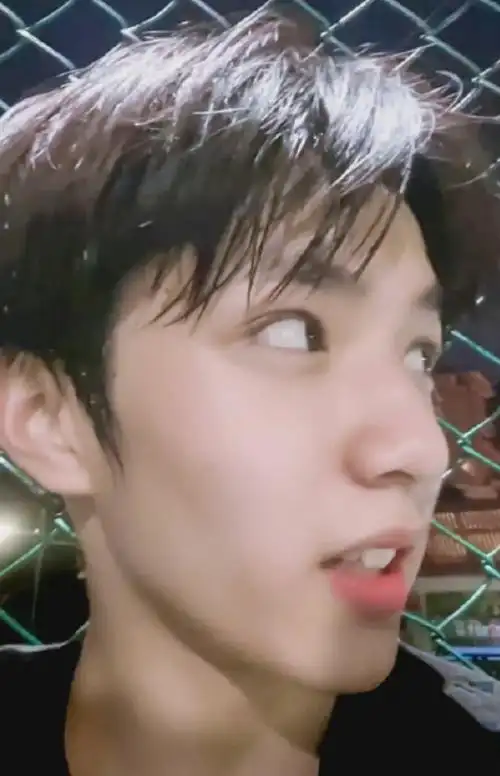 刘耀文素颜湿发随拍,湿发我可就太喜欢了, 素颜好好看……__财经头条