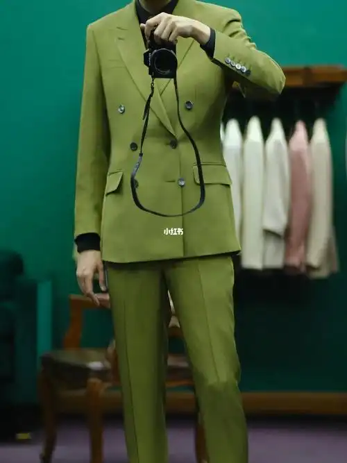 今天分享一套比较骚气一点的西装,橄榄绿色,这是平时不常见的一种西装