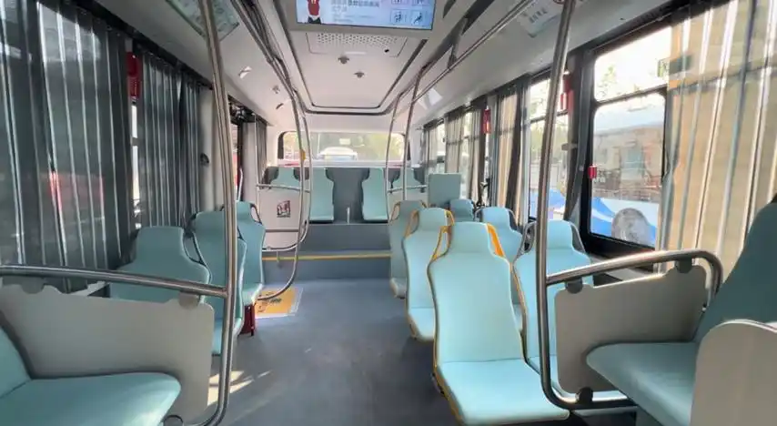 在场 | 上海的新公交车可爱了但小了,"宝宝巴士"乘客们怎么看?