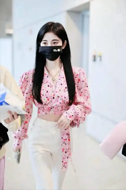 原创春寒料峭鞠婧祎露脐装出镜美出新高度