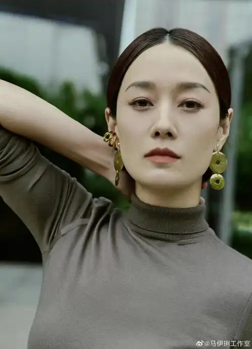 马伊琍终于换发型,中分短发搭灰色套装,美得不一样了!插图3