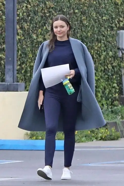 米兰达可儿披灰大衣穿牛仔裤十分显胖状态却恰似少女