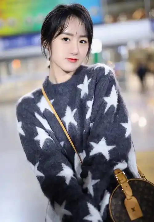 很少看到关于袁冰妍的新闻,小姐姐一直是默默耕耘自己的样子,剧外低调