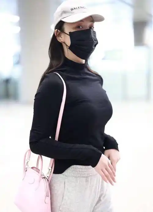 张馨予现身机场,身穿黑色上衣搭配运动裤,简单又休闲!_身材_衣服_时尚