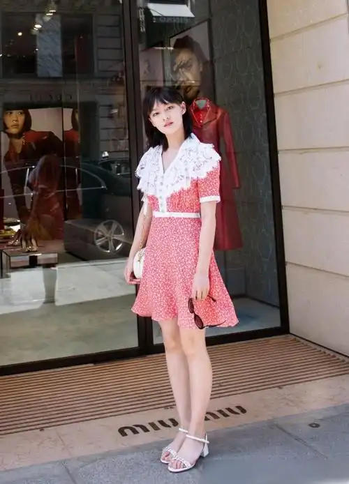 文淇翻领上衣配皮裤,踩15厘米厚底条纹鞋,跷二郎腿气场炸裂