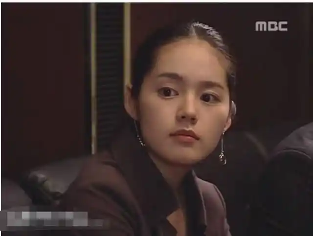 之前,韩佳人也拍了不少的电视剧,像是2003年出演的《黄手帕》,这部剧