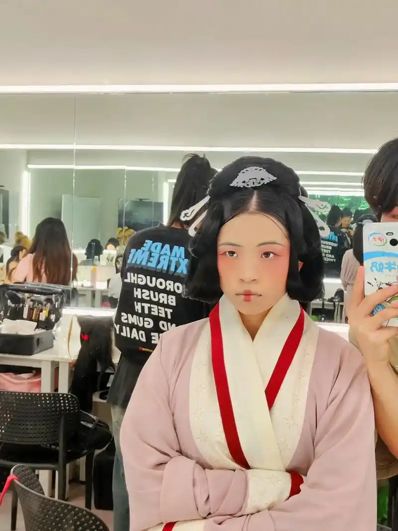 年代妆——汉.妆容特点 1)汉代面妆 从汉代开始,女子们便不 - 抖音