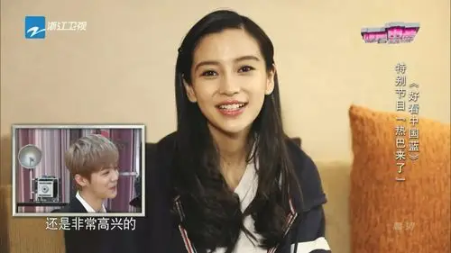 angelababy晒娃,小海绵已经胖到压麻妈妈的手啦!