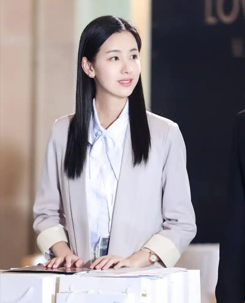 陈都灵穿灰色西装干练时尚,刘昊然粉色衬衫搭配棕色长裤,太帅气